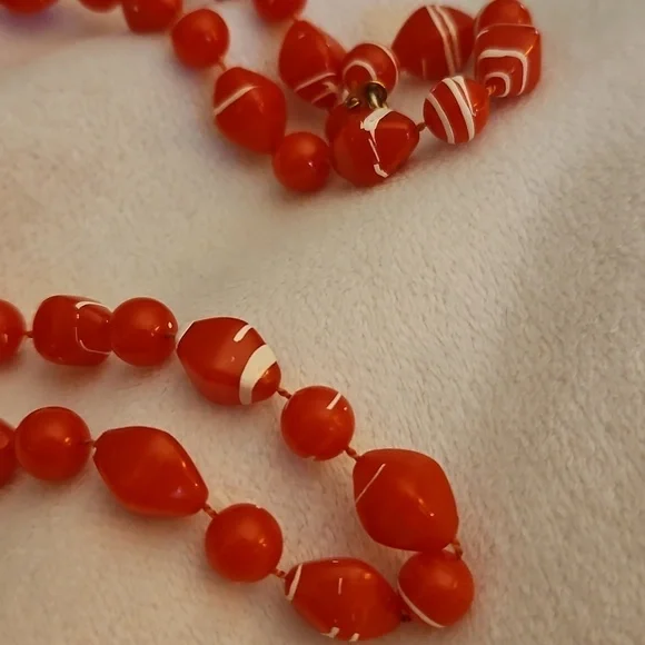 Vintage Set of Two Red and White Acrylic Graduated Beaded Necklaces - Picture 9 of 10